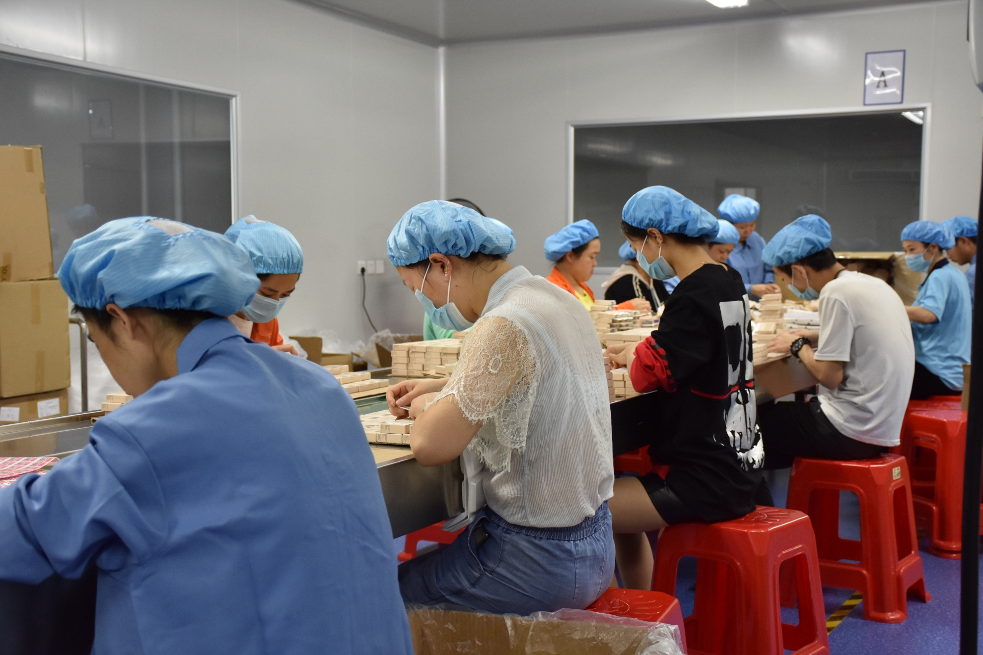 選擇化妝品代工廠需要考慮哪些因素